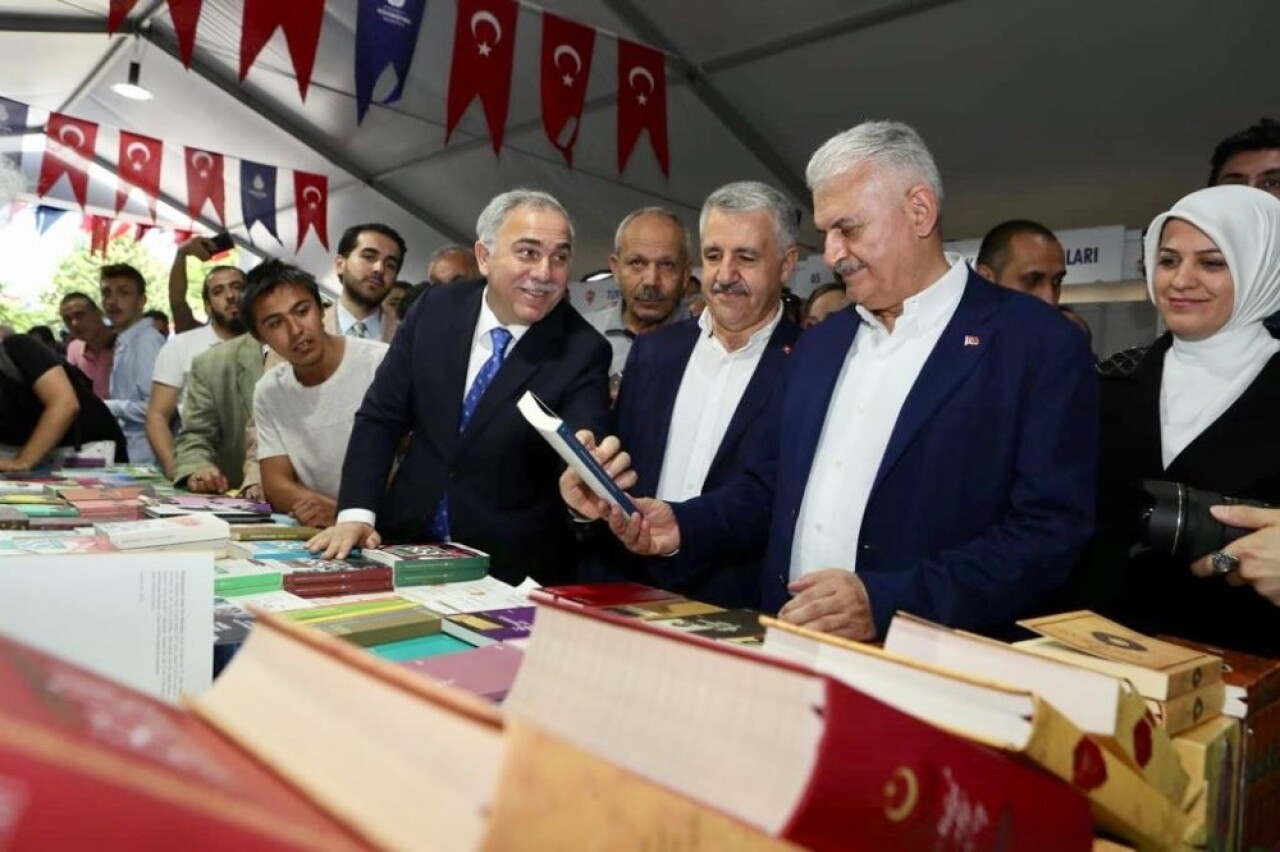 Binali Yıldırım Sultanahmet Meydanı’ndaki kitap fuarını gezdi