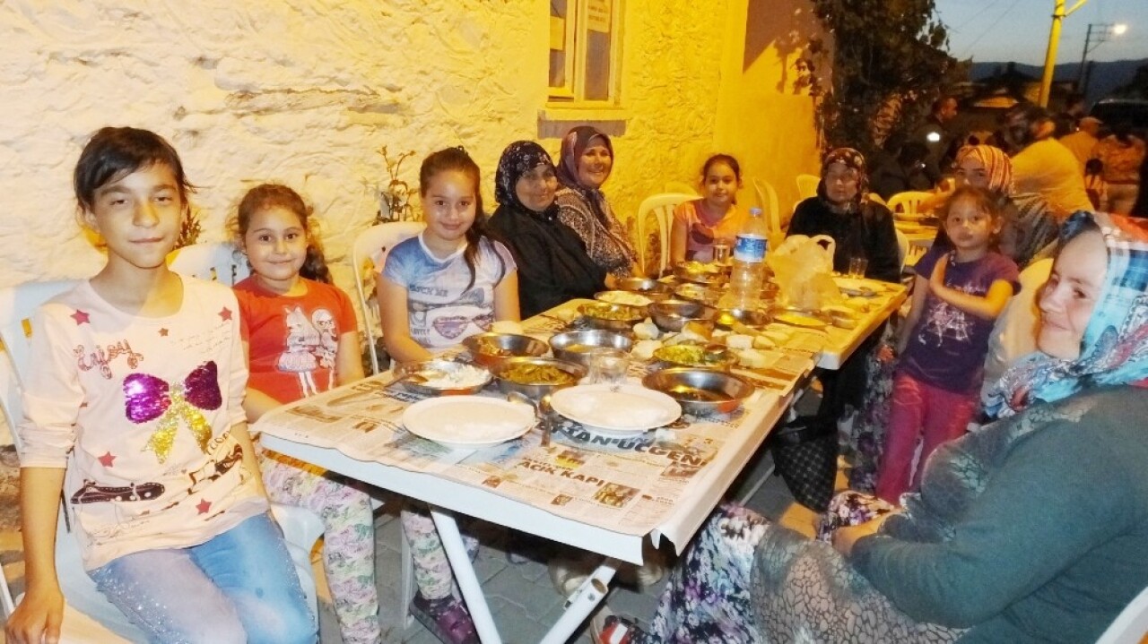 Burhaniye’ de dedelerinden kalma toplu iftar geleneklerini yaşatıyorlar