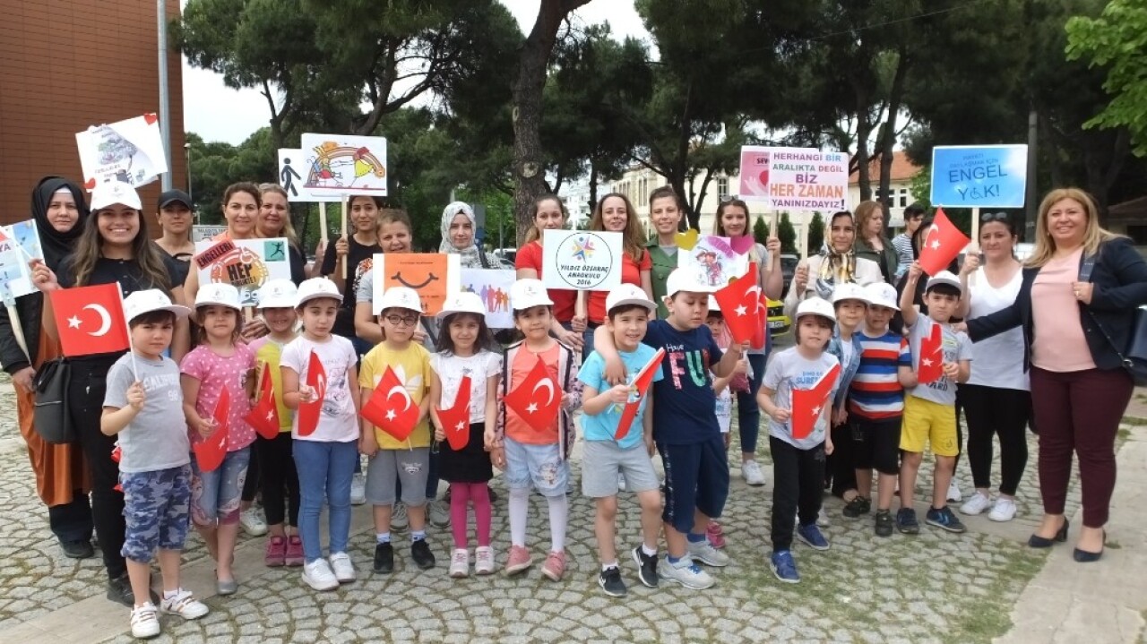 Burhaniye’de minik öğrencilerden engellilere destek