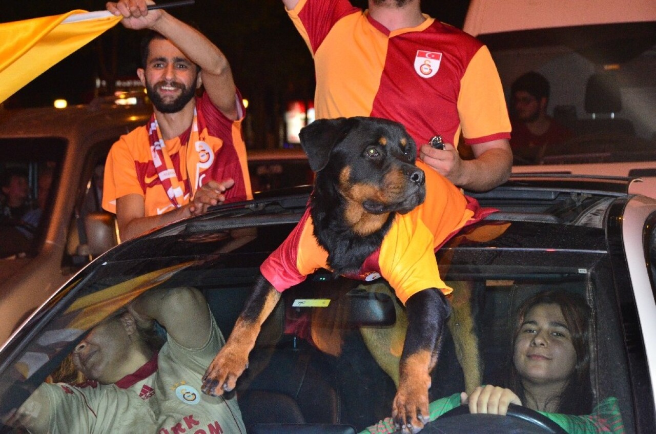 Bursa sokaklarında Galatasaray şampiyonluğu kutlandı