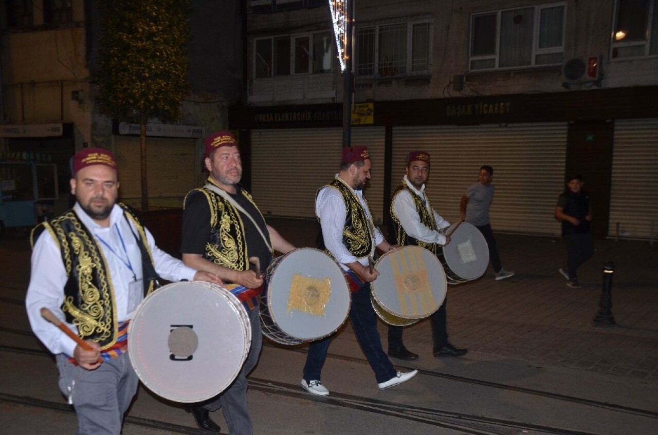 Bursa’da ramazan davulcuları ilk mesaisine başladı