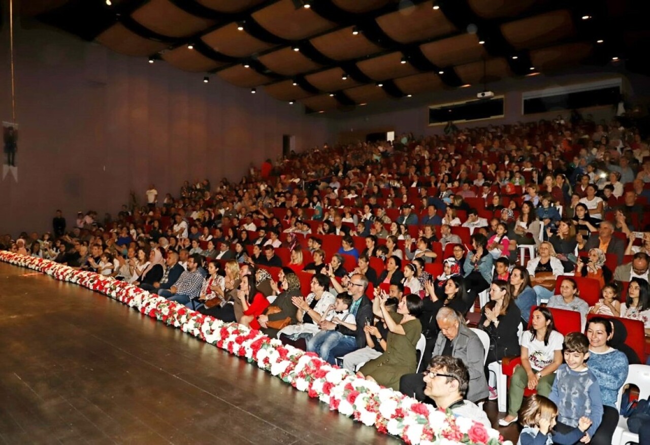 Büyükçekmece’nin minik yetenekleri yılsonu gösterileriyle nefesleri kesti