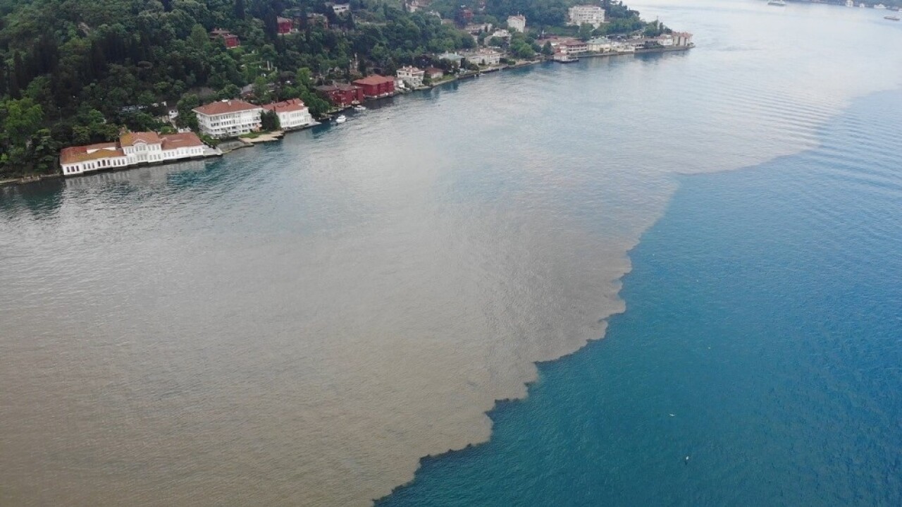 Çamura bulanan İstanbul boğazı havadan görüntülendi