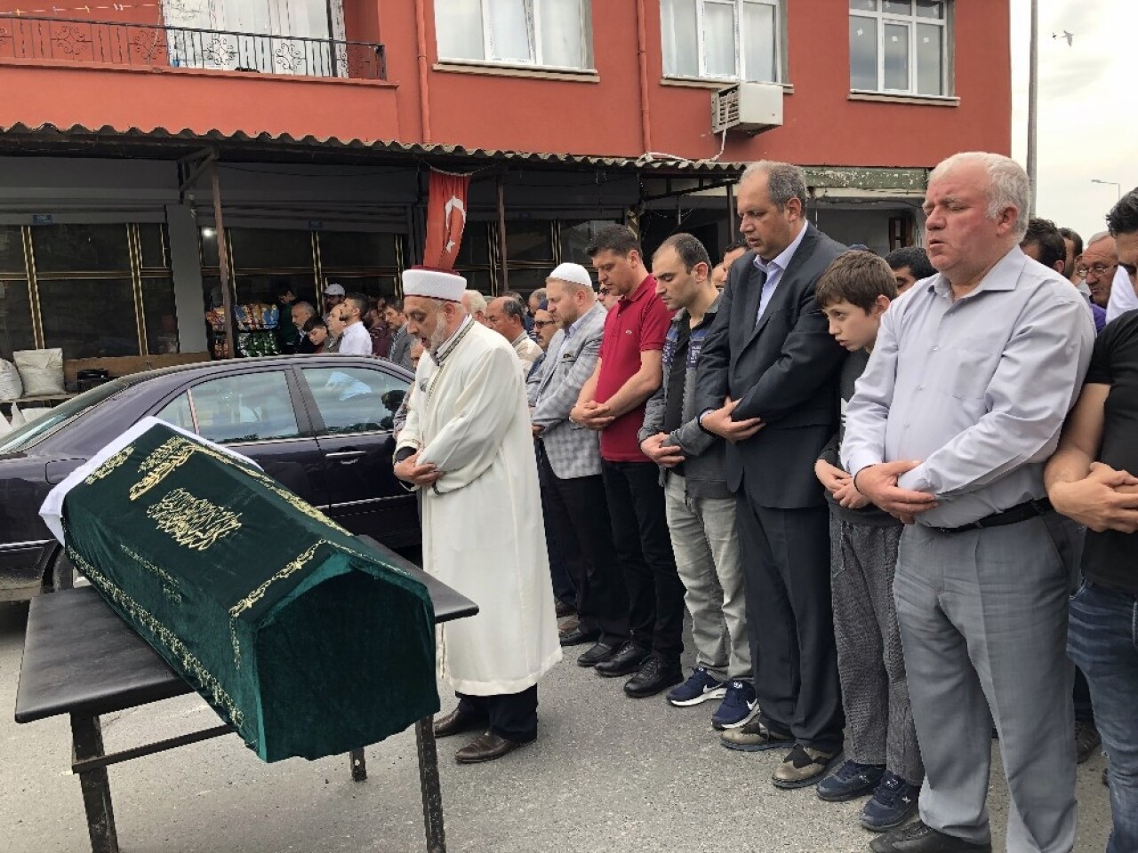 Çöken istinat duvarının altında can veren Fatih Göztepe toprağa verildi
