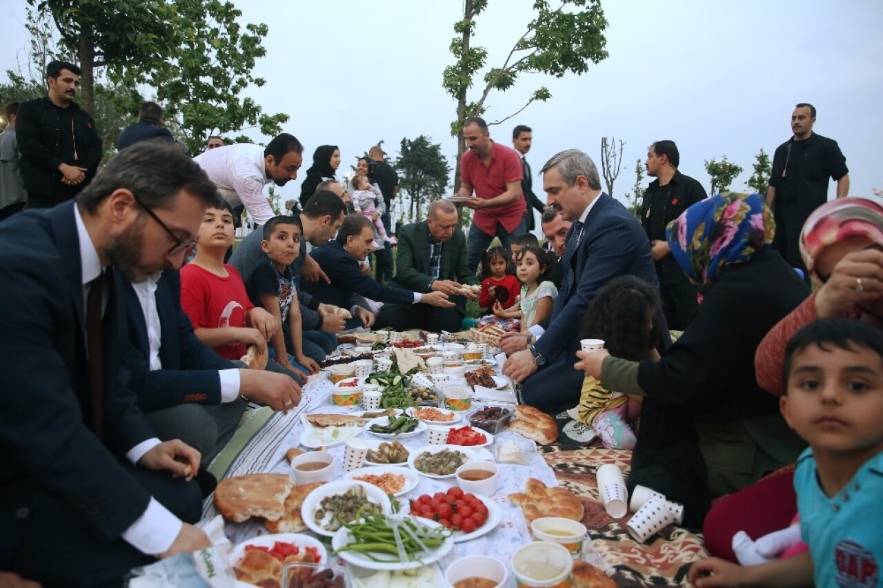 Cumhurbaşkanı Erdoğan piknik sofrasında vatandaşlarla iftar yaptı