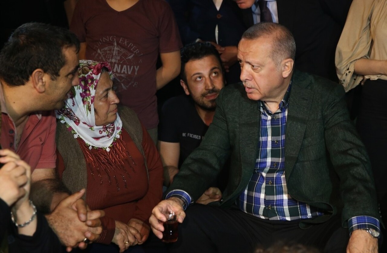 Cumhurbaşkanı Erdoğan, Zeytinburnu Sahili’nde vatandaşlarla çay içti