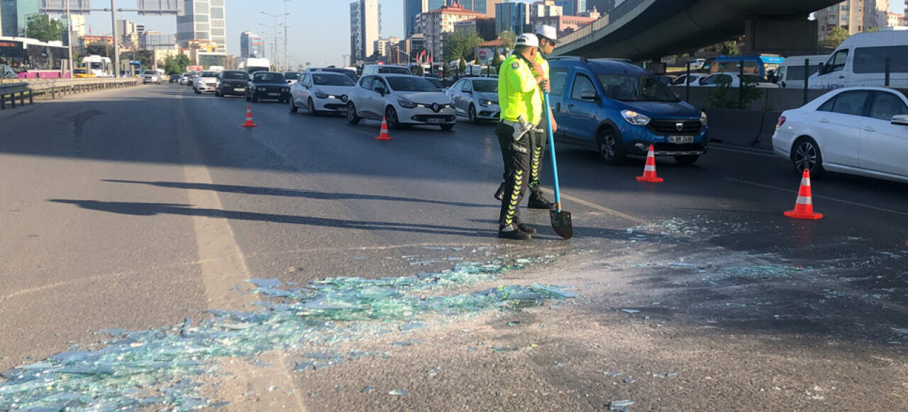 Dev camlar kamyondan yola savruldu faciadan dönüldü