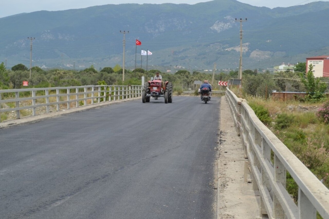 Edremit’te bir haftada 7 bin metrekare asfalt