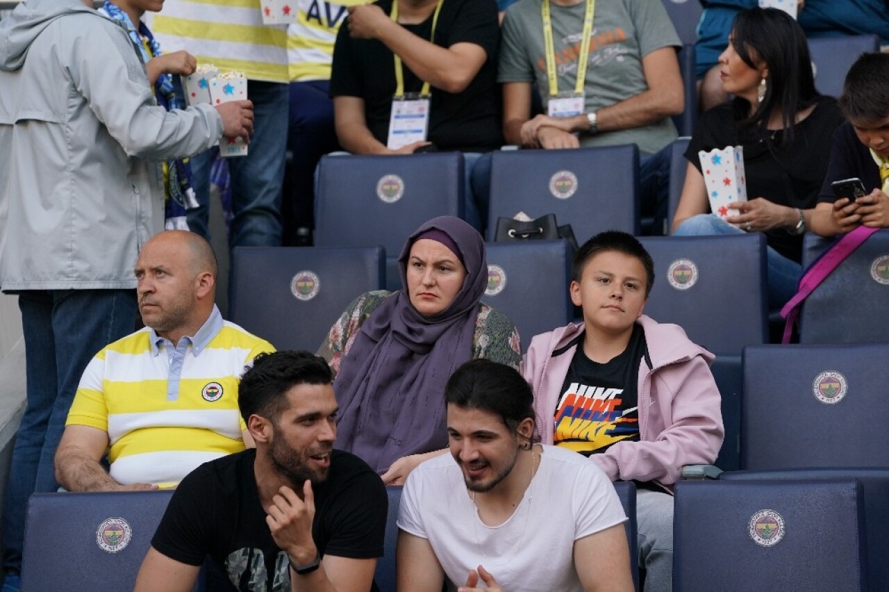 Elmas’ın ailesi tribünde