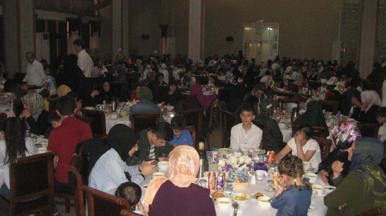 Esenler’de 15 ülkeden yetim çocuklar iftarda buluştu