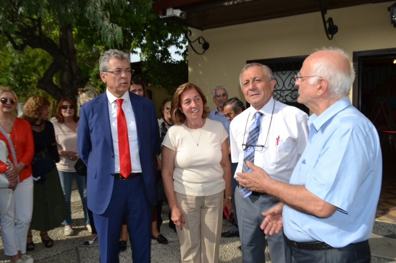 Eşi fotoğrafını çekti, kendi resmini yaptı