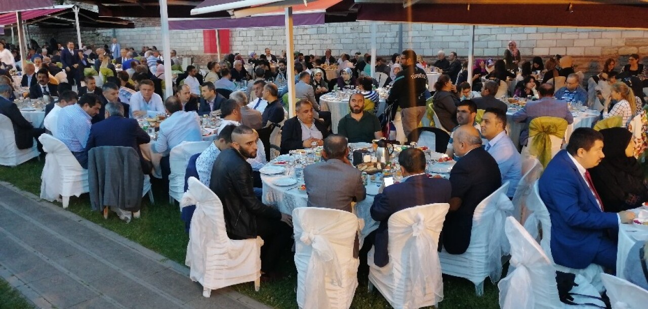 Eski ülkü ocakları başkanları ve öğretmenler iftarda bir araya geldi