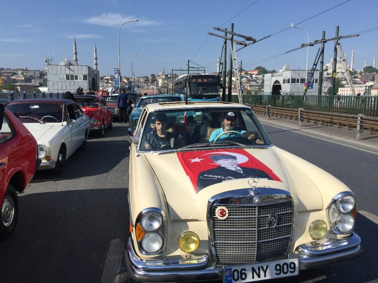 Galata Köprüsü’nde 100 klasik otomobil ile 100’üncü yıl konvoyu