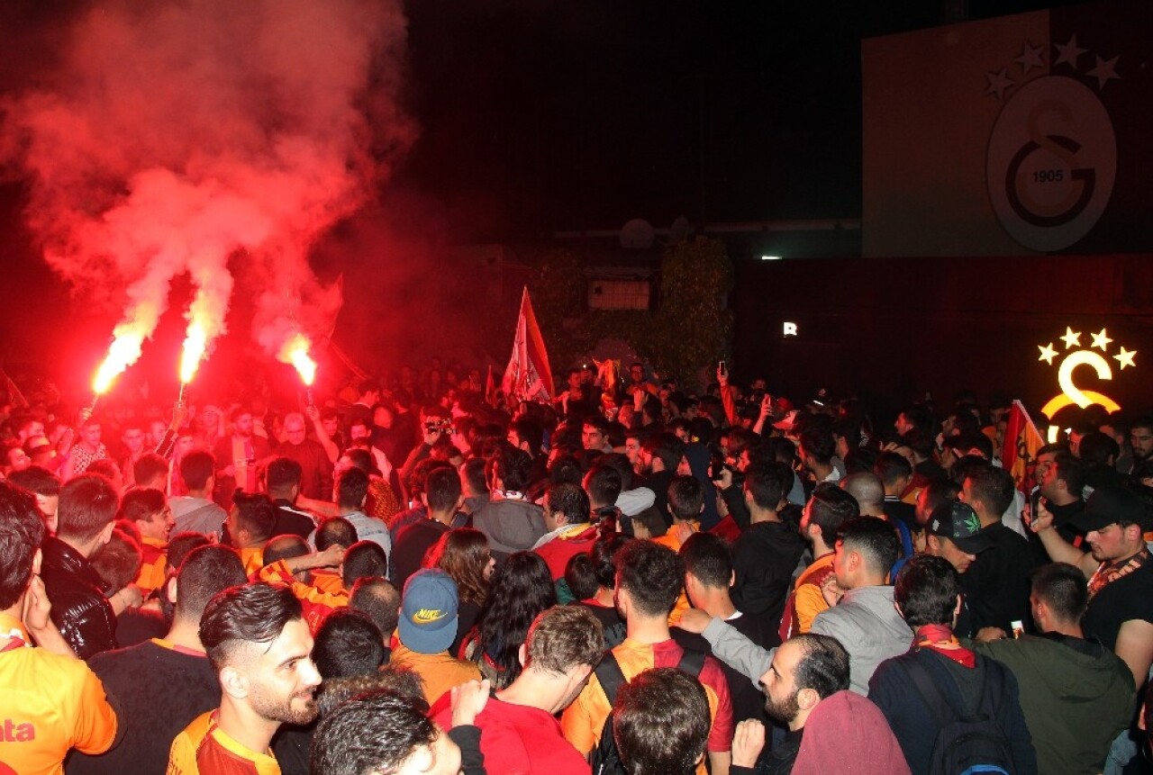 Galatasaray kafilesi tesislere geldi