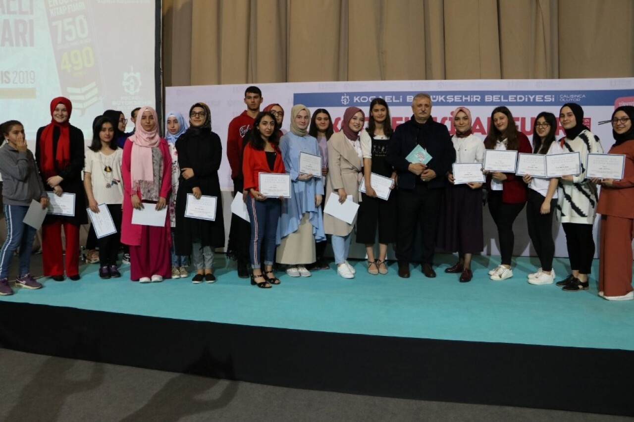 Geleceğin yazarları, Kocaeli Kitap Fuarı’nda sertifikalarını aldı