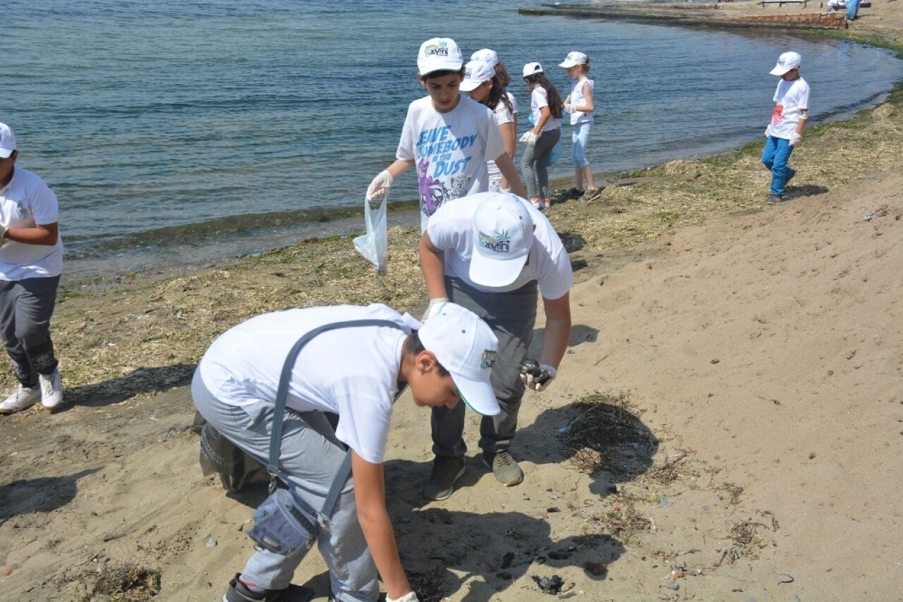 Gemlik sahilleri öğrenciler eliyle pırıl pırıl