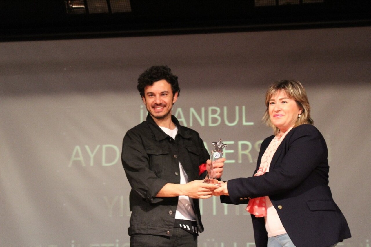 İAÜ İletişim Ödülleri’nde ünlüler geçidi