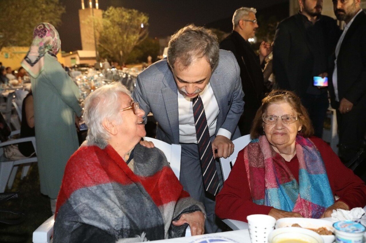 İBB, huzurevi sakinleri ve gönüllüleri iftarda buluştu