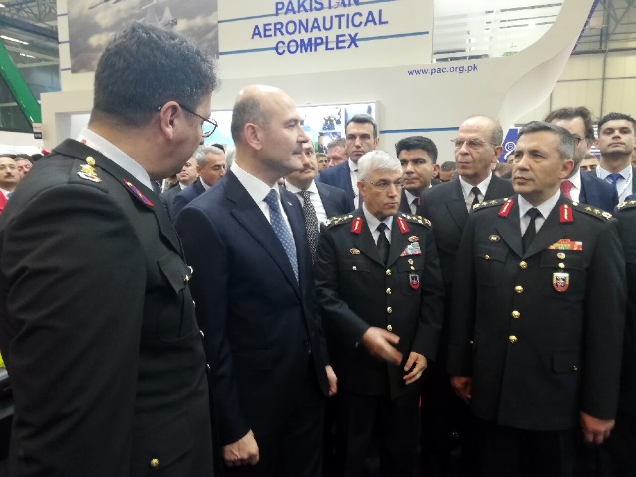 İçişleri Bakanı Soylu, IDEF’19 fuarını gezdi