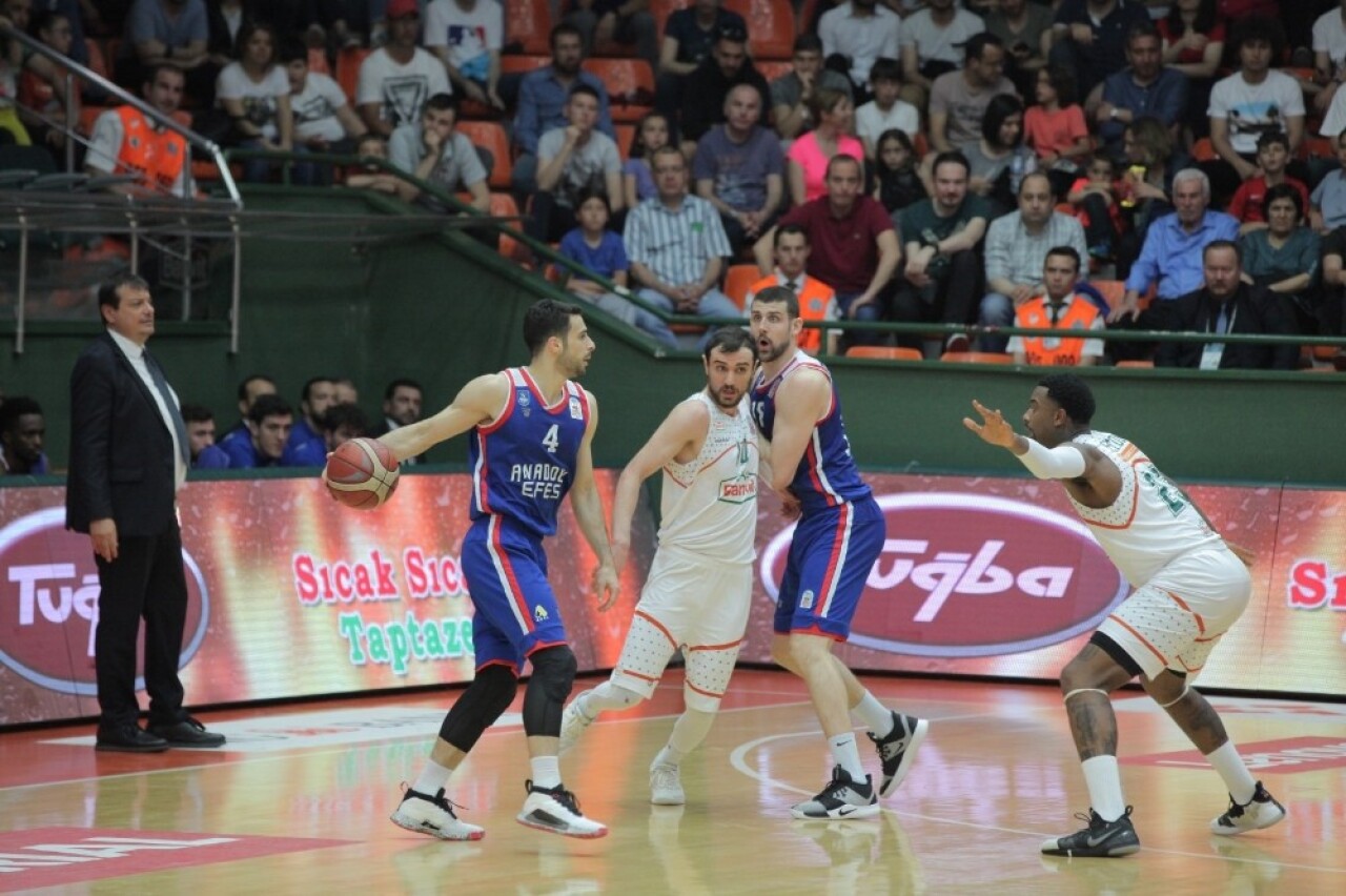 İlk yarı finalist Anadolu Efes