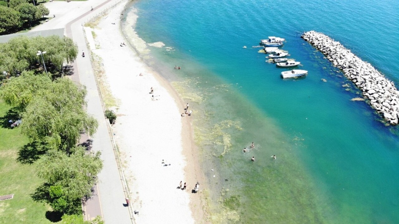 İstanbul’da sıcaktan bunalanlar kendini denize attı