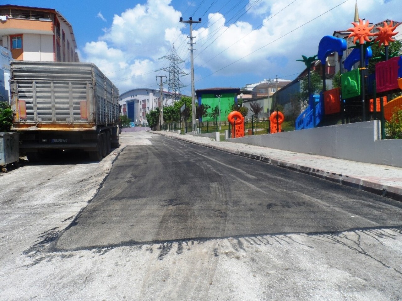 İzmit’te bozuk yollar tamir ediliyor