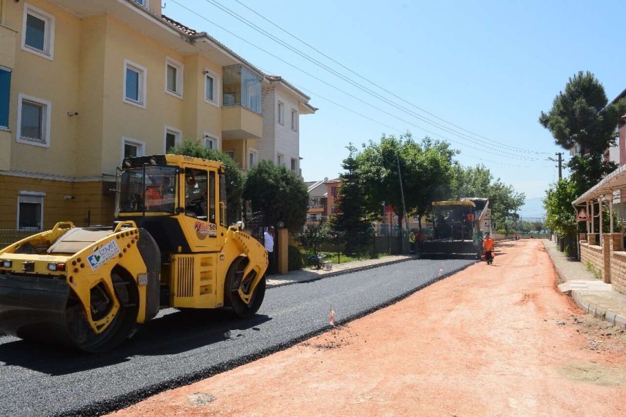 İzmit’te yol asfaltlama çalışmaları sürüyor