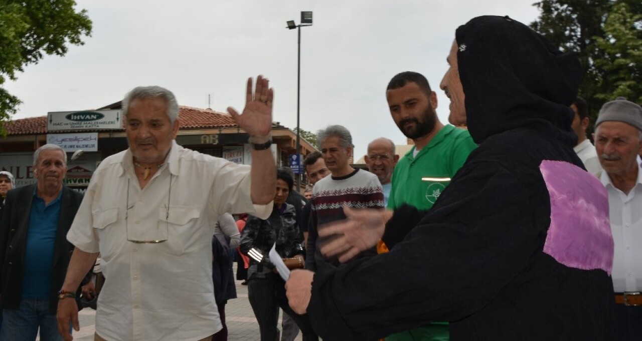 Kadınlara şiddeti karınca kostümüyle protesto eden tiyatrocu saldırıya uğradı