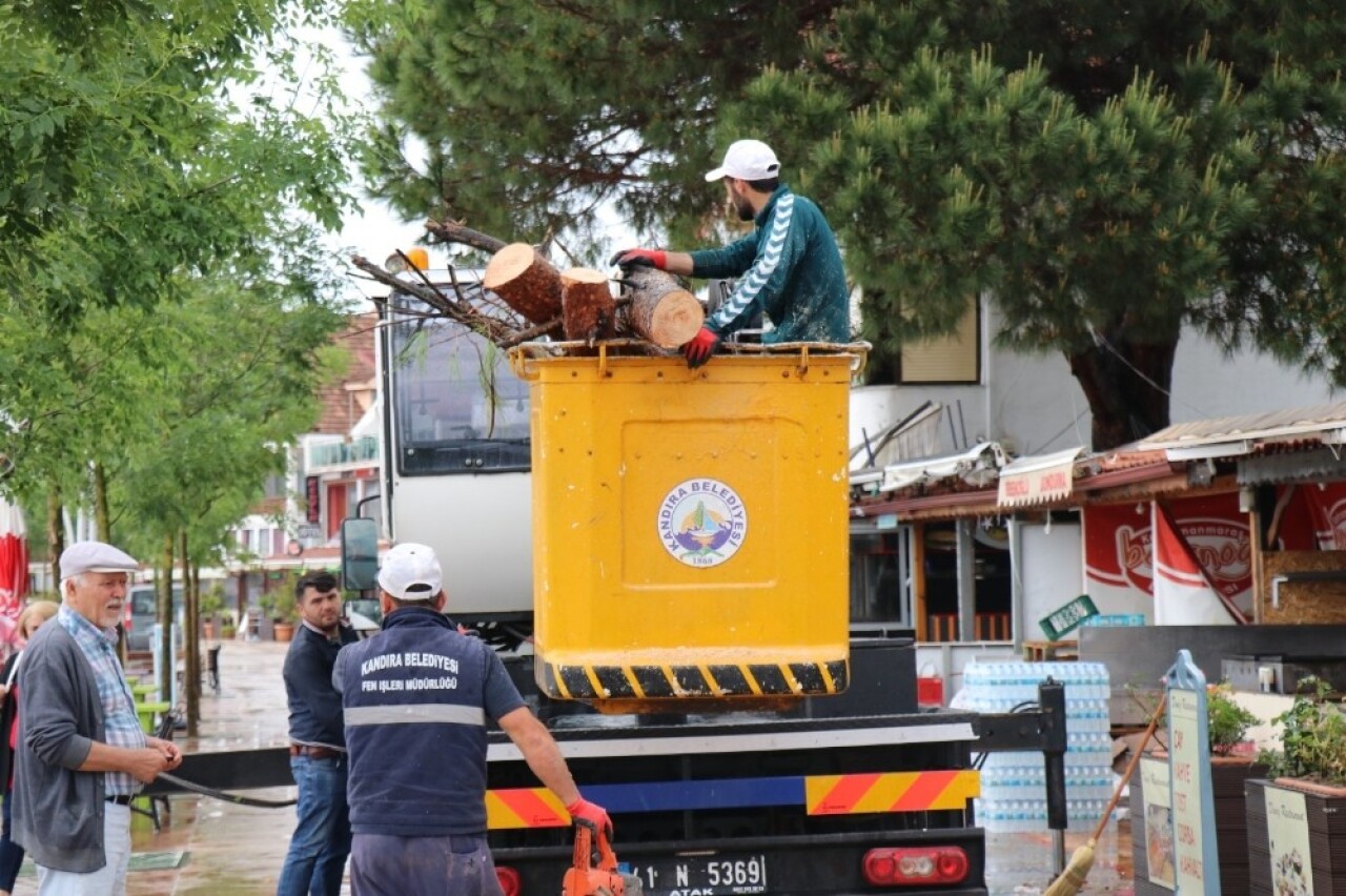 Kandıra’da hortum hayatı olumsuz etkiledi