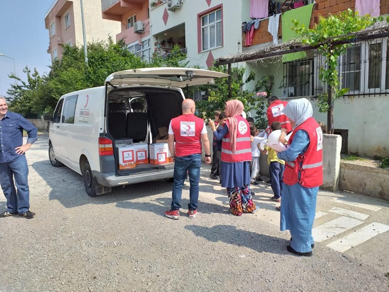 Kızılay ihtiyaç sahiplerinin yüzünü güldürüyor