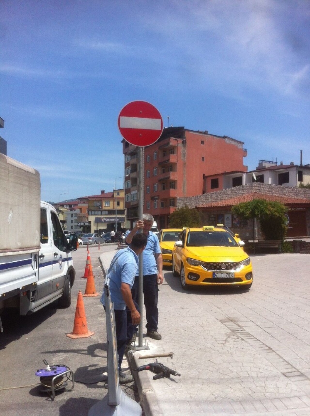 Körfez’de trafik levhaları yenileniyor