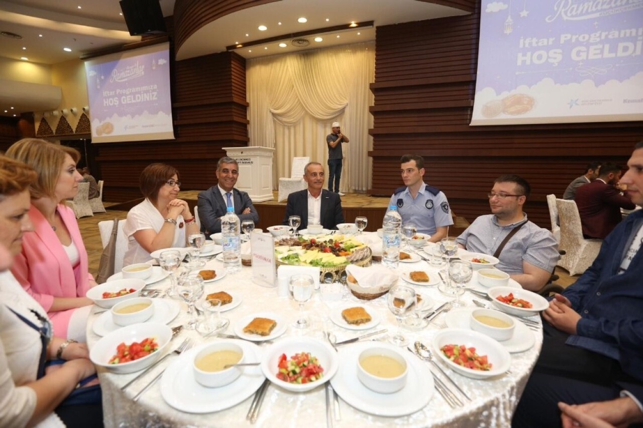 Küçükçekmece Belediyesi personelleri iftarda buluştu