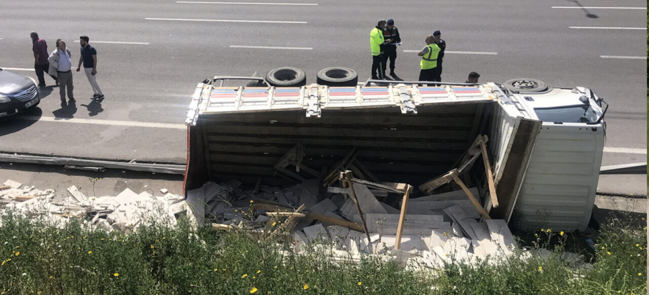 Kuzey Marmara Otoyolu’nda mermer yüklü kamyon devrildi