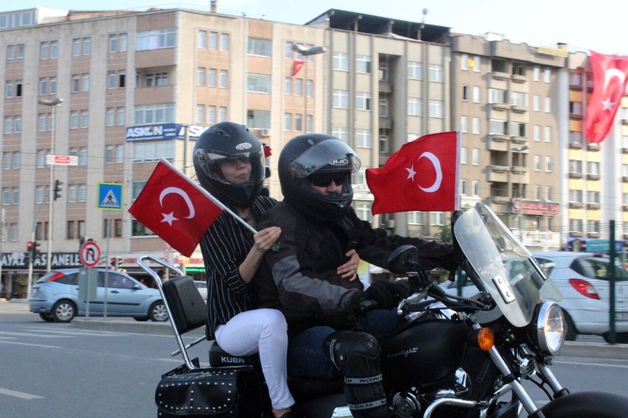 Motosiklet tutkunları ‘demirden at’larını 19 Mayıs için sürdü