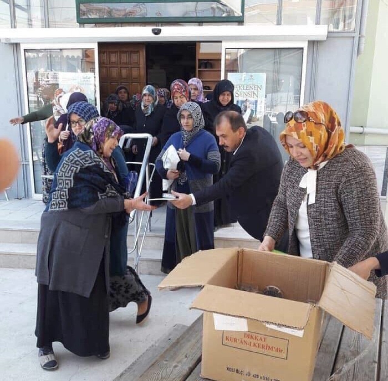 Mübarek günde annelere anlamlı hediye