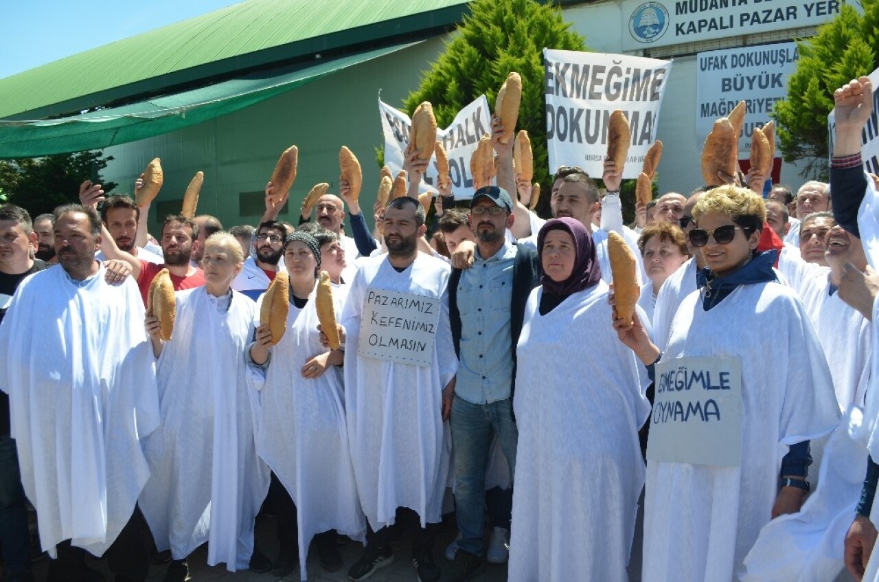 Mudanya’da kefenli protesto