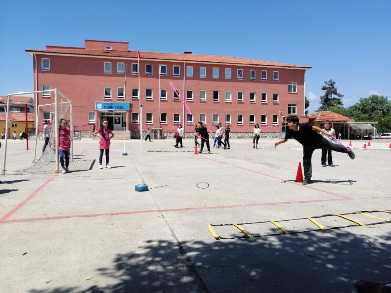 Öğrenciler önce koşuyor, sonrada soruları cevaplıyor