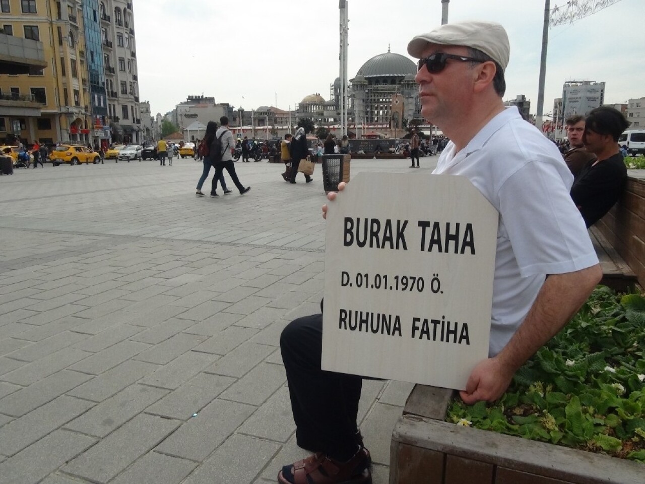 Kendi mezar taşını yaptırıp Taksim’de dolaştı