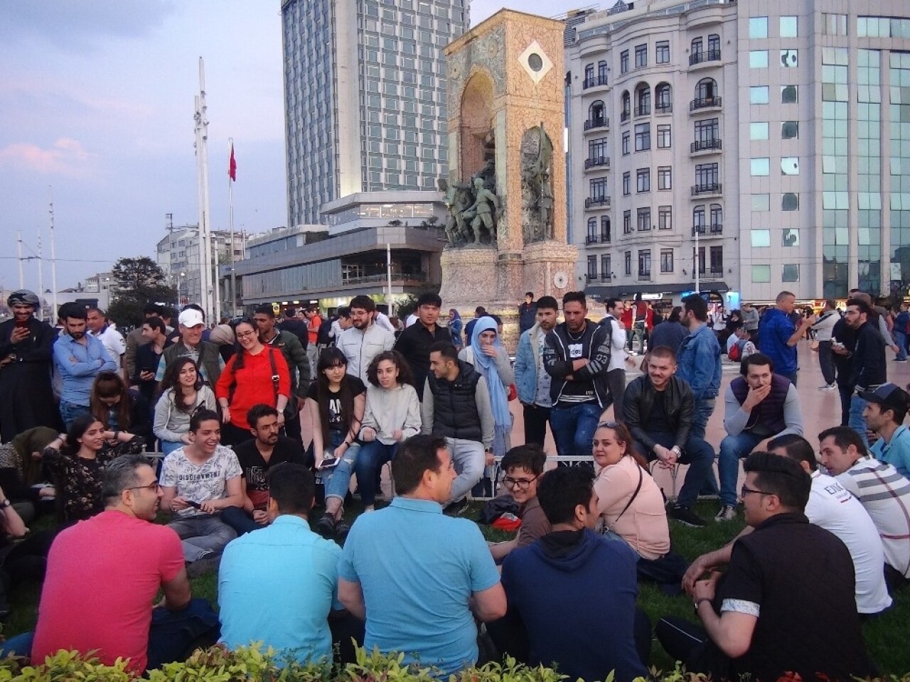 (Özel) Taksim’de şarkı söylen İranlı turistler büyük ilgi gördü