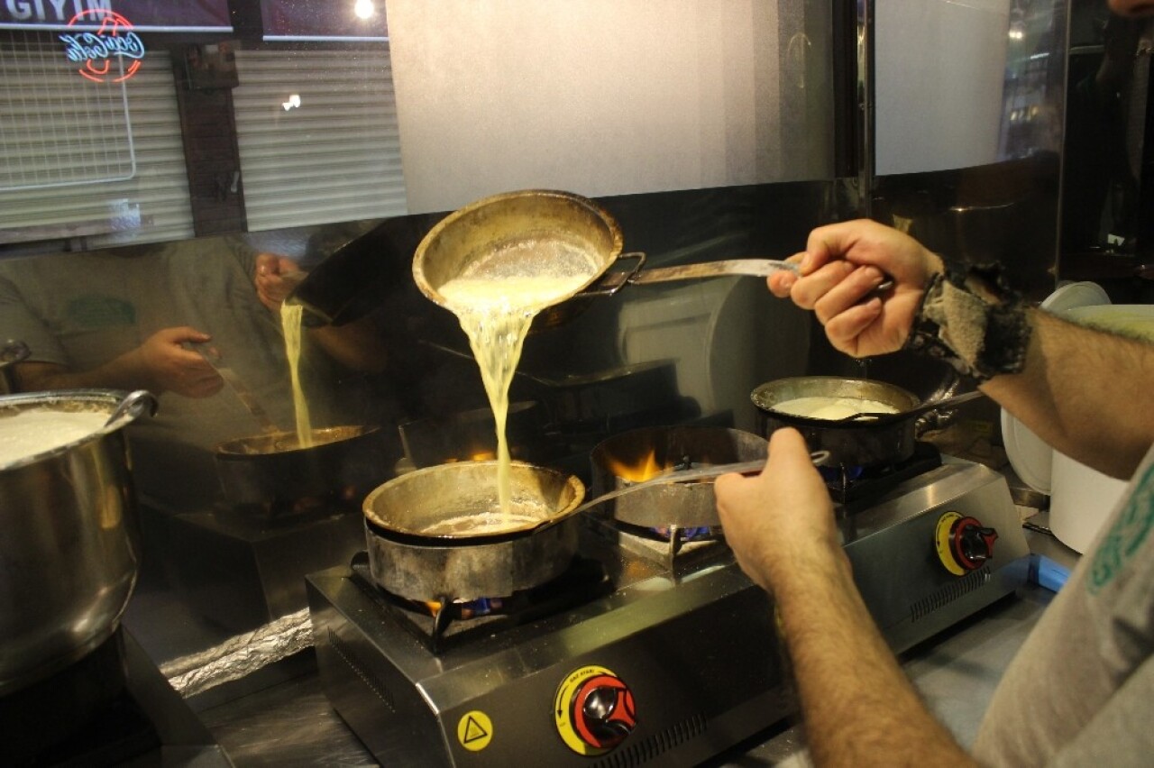 (ÖZEL) Tarihi lezzetle iftar açmak isteyen binlerce kişi oraya akın ediyor