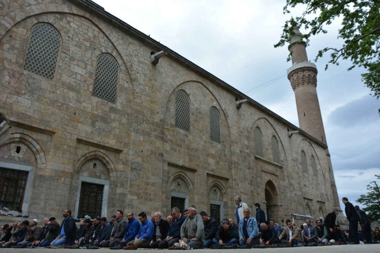 Ramazan’ın ilk cuma namazında camiler doldu taştı