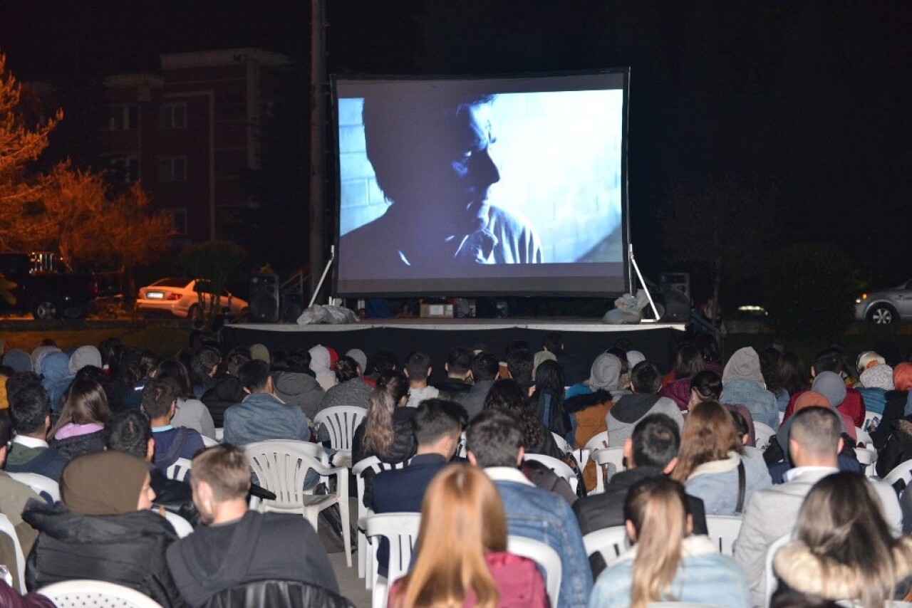 SAÜ’de sinema akşamları prestij ile başladı