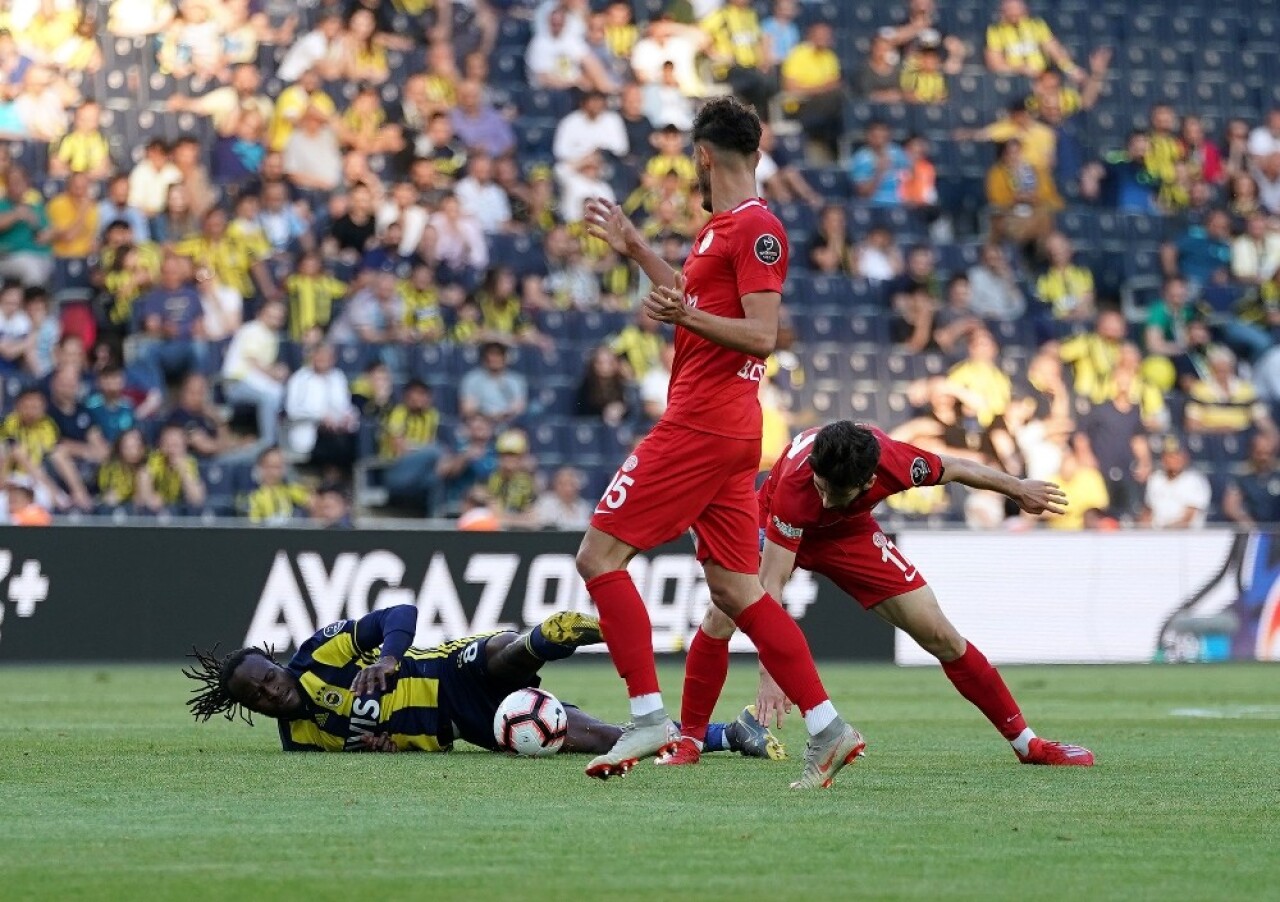 Spor Toto Süper Lig: Fenerbahçe: 1 - Antalyaspor: 1 (İlk yarı)