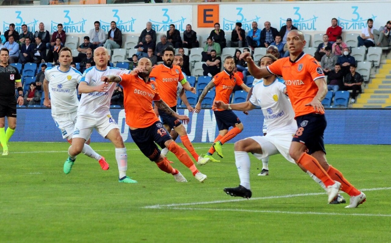 Spor Toto Süper Lig: Medipol Başakşehir: 0 - Ankaragücü: 1 (İlk yarı)