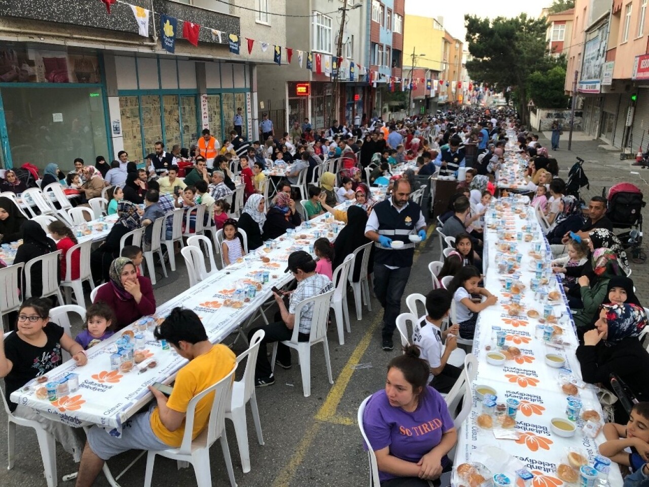 Sultanbeyli’nde binlerce vatandaş Gönül Sofraları’nda iftarını açtı