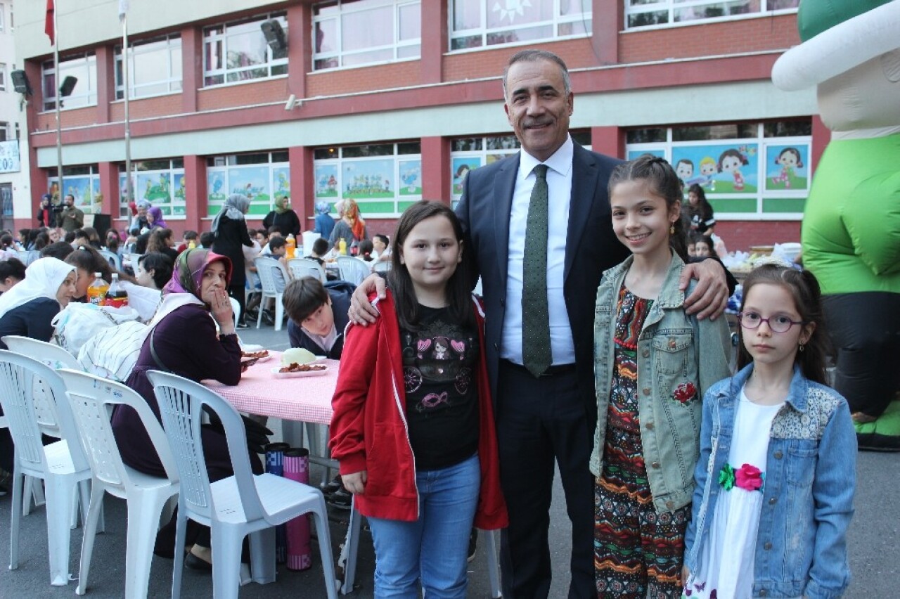 Sultangazi Belediye Başkanı Dursun öğrencilerle iftarda buluştu