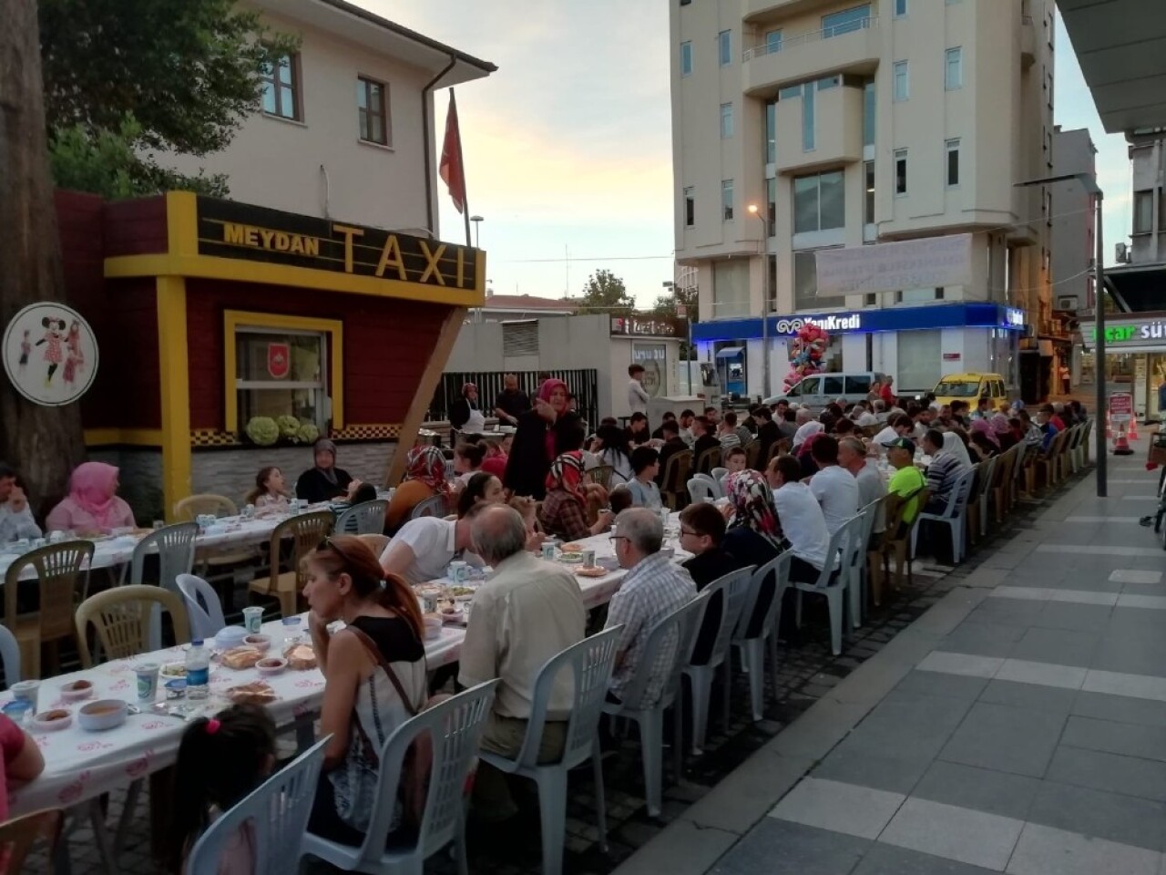 Taksiciler iftar sofrasında buluştu