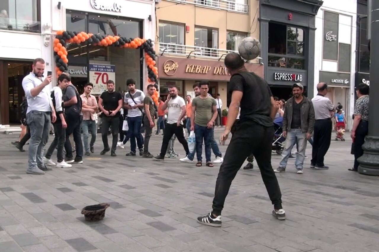 Taksim’de İranlı top cambazının gösterisine vatandaşlardan yoğun ilgi