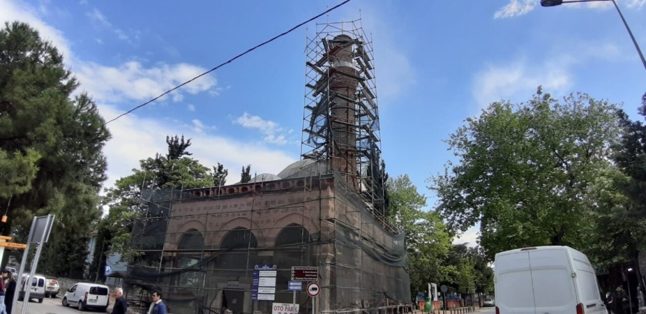 Tarihî caminin tadilatı minaredeki sorun sebebiyle durmuş