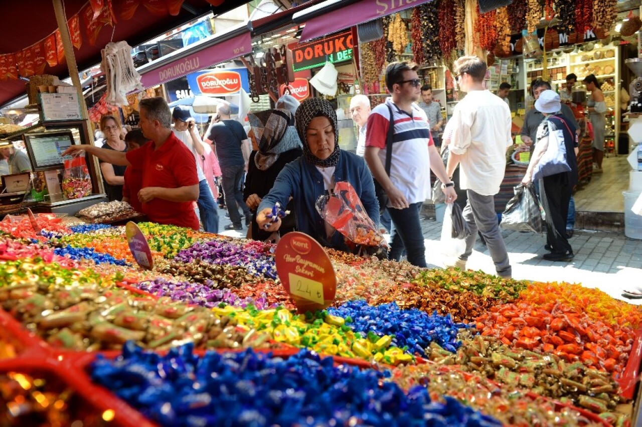 Tezgahlarda hurmaların yerini bayram şekerleri aldı